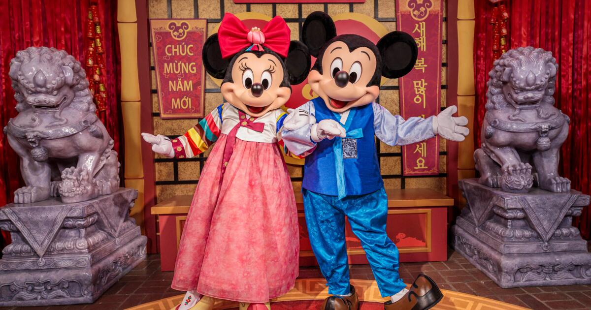 El Año Nuevo Lunar de la Serpiente Arranca en Disney con Mickey y Minnie Estrenando Trajes Coreanos — article image from Los Angeles Times en Español