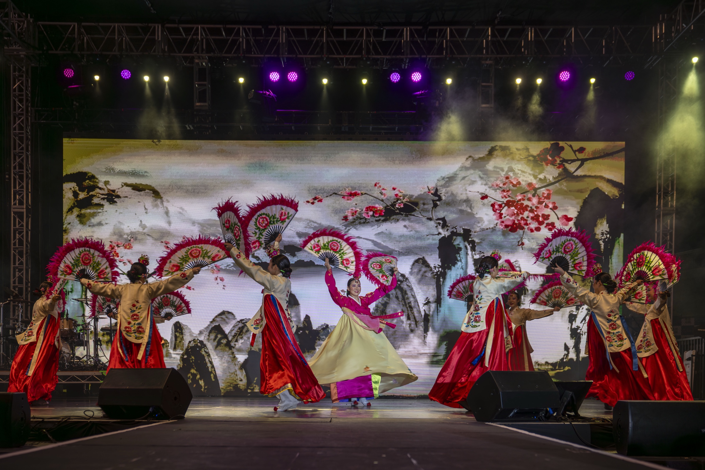 LA한인축제 대미 장식한 코리안 퍼레이드 — related performance by Kim Eung Hwa Korean Dance Company