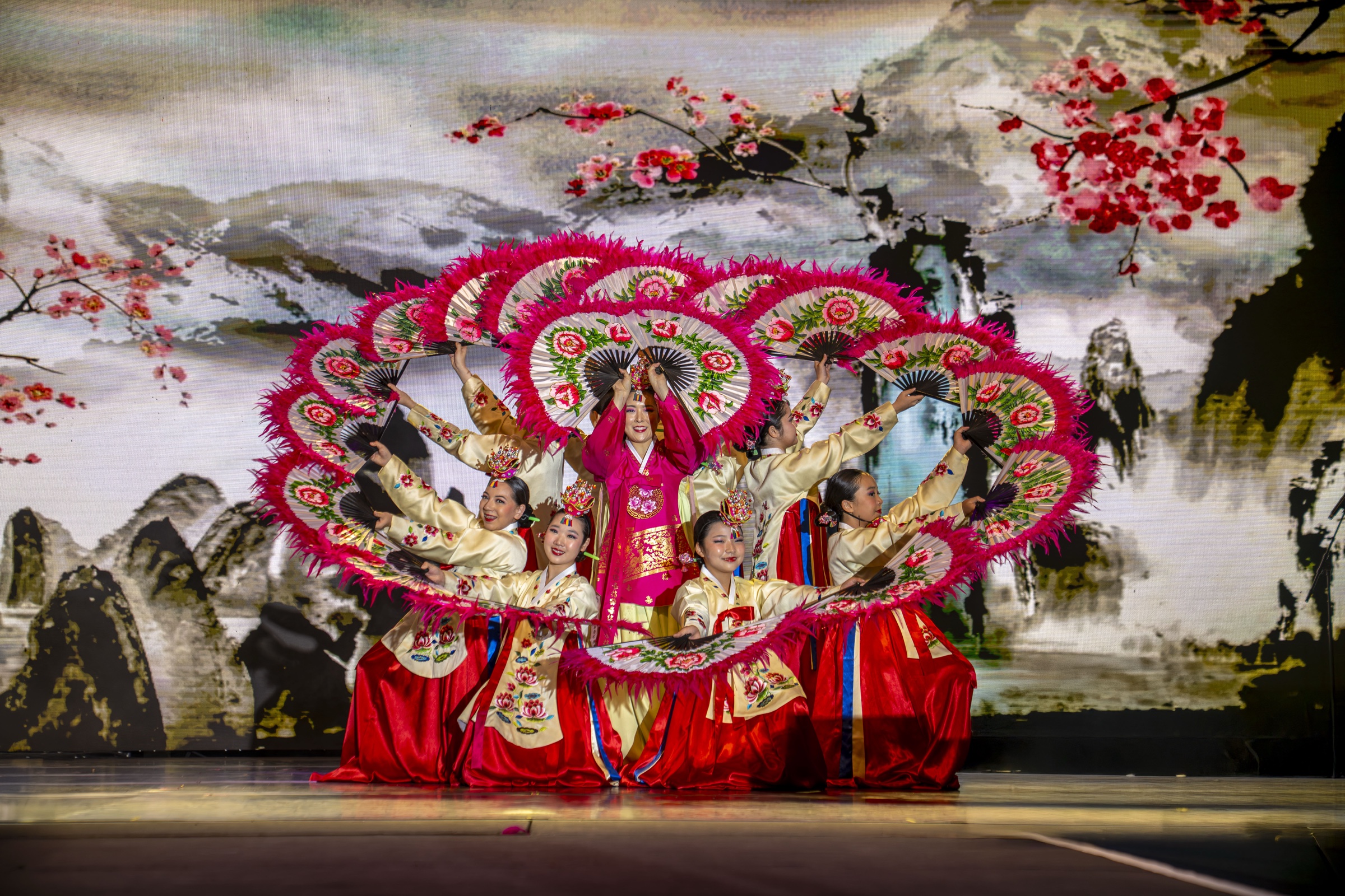 제52회 LA한인축제, 한류 문화축제로 성황 — related performance by Kim Eung Hwa Korean Dance Company