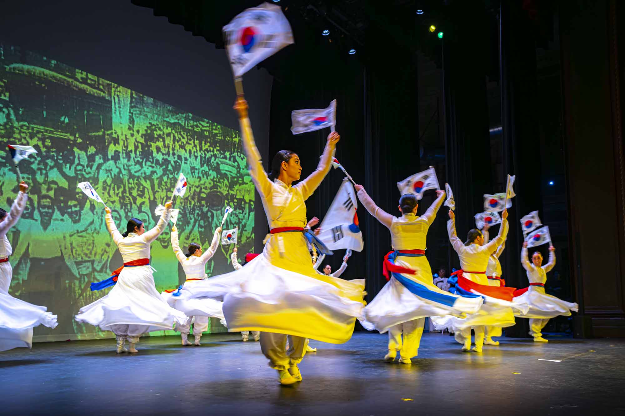 한미 무용인들의 합동공연 ‘꽃물결’ — related performance by Kim Eung Hwa Korean Dance Company
